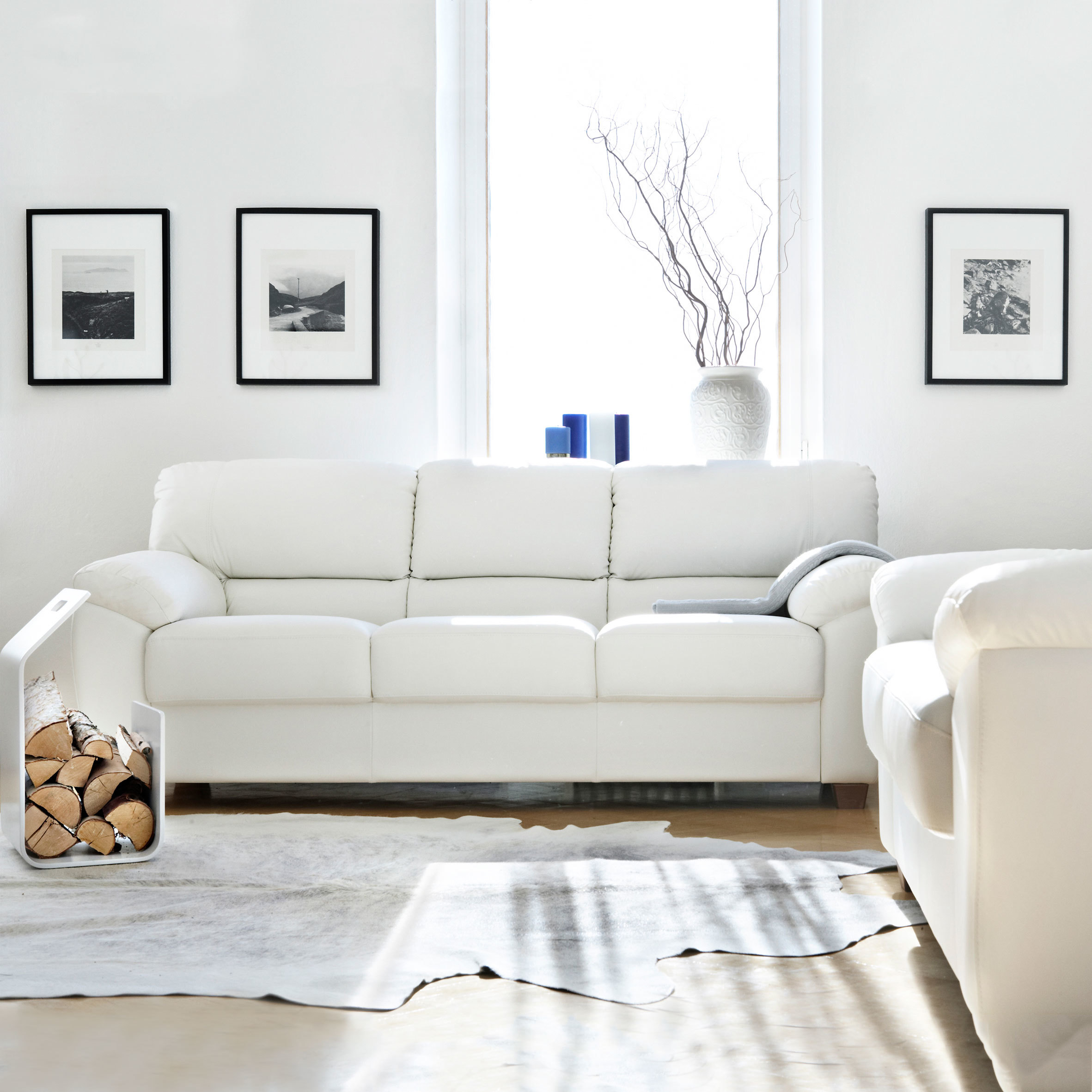Белый диван в скандинавском стиле